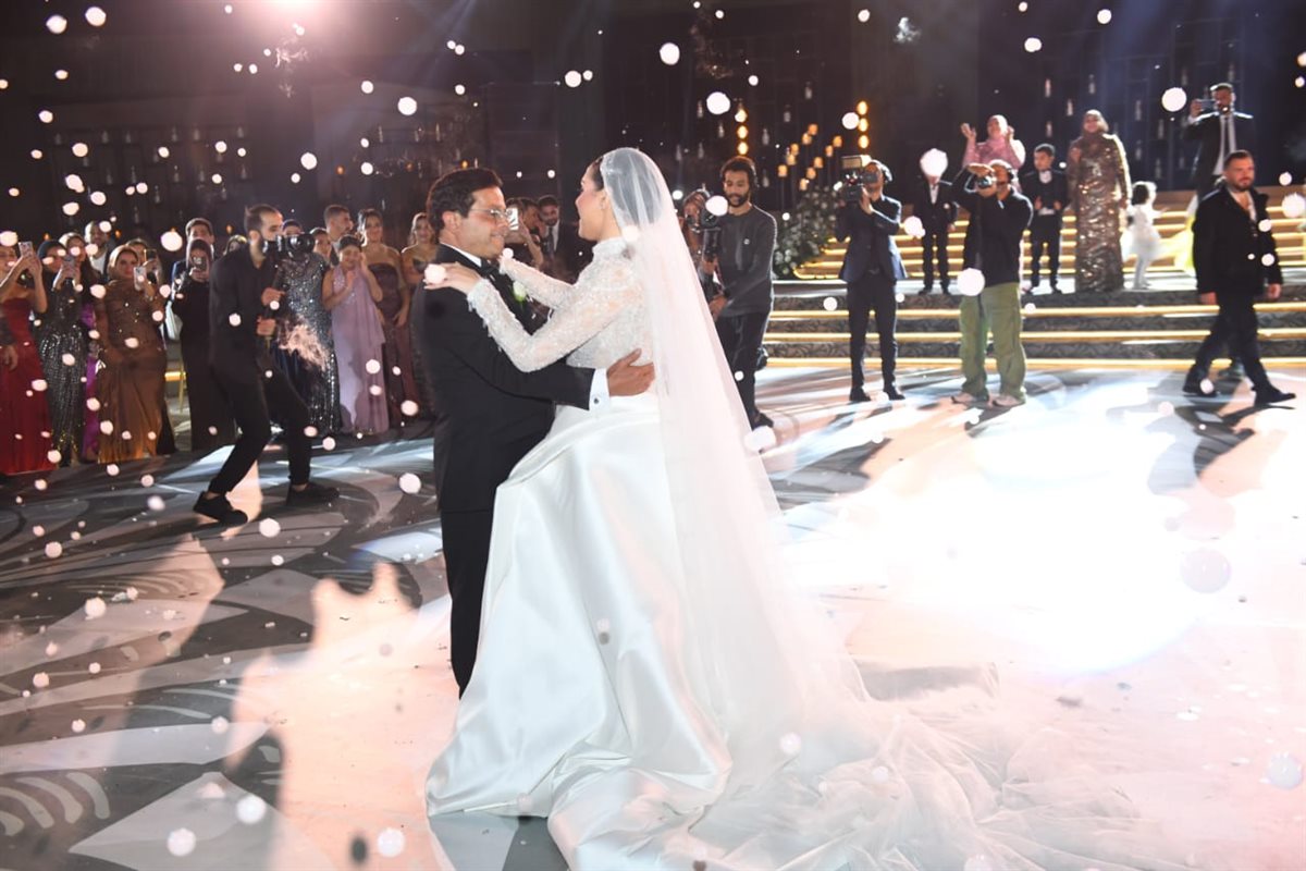 بحضور نجوم الفن.. محمد هنيدي يحتفل زفاف ابنته في أحد فنادق القاهرة