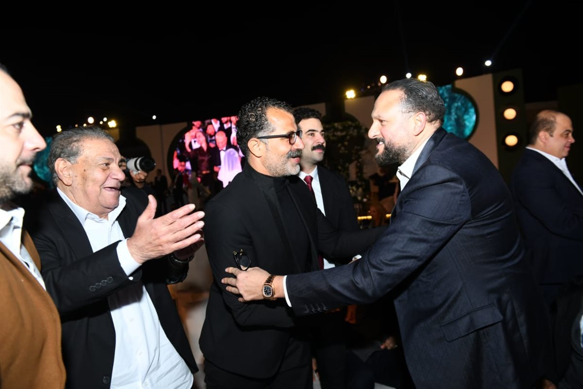 بحضور نجوم الفن.. محمد هنيدي يحتفل زفاف ابنته في أحد فنادق القاهرة