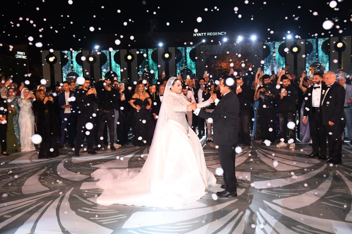 بحضور نجوم الفن.. محمد هنيدي يحتفل زفاف ابنته في أحد فنادق القاهرة