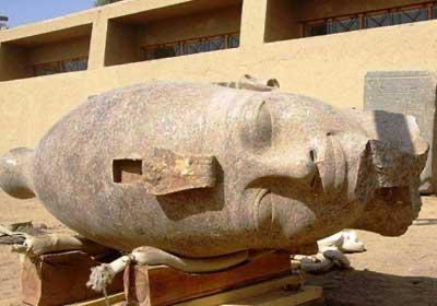 آحد التماثيل الملكية المكتشفة بالموقع