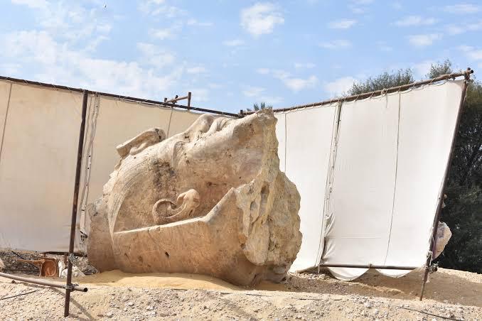 رأس التمثال المرمر الخاصة بالتمثال المزمع اعادة تركيبه ورفعه يوم الاحد القادم