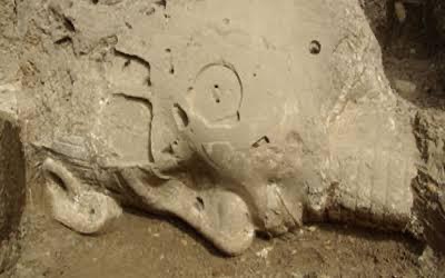 احد التماثيل الالباستر قبل رفعه واعادة تركيبه