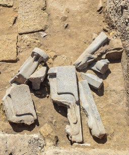 صورة لاكتشاف مجموعة من تماثيل المعبودة سخمت في موقع واحد داخل المعبد