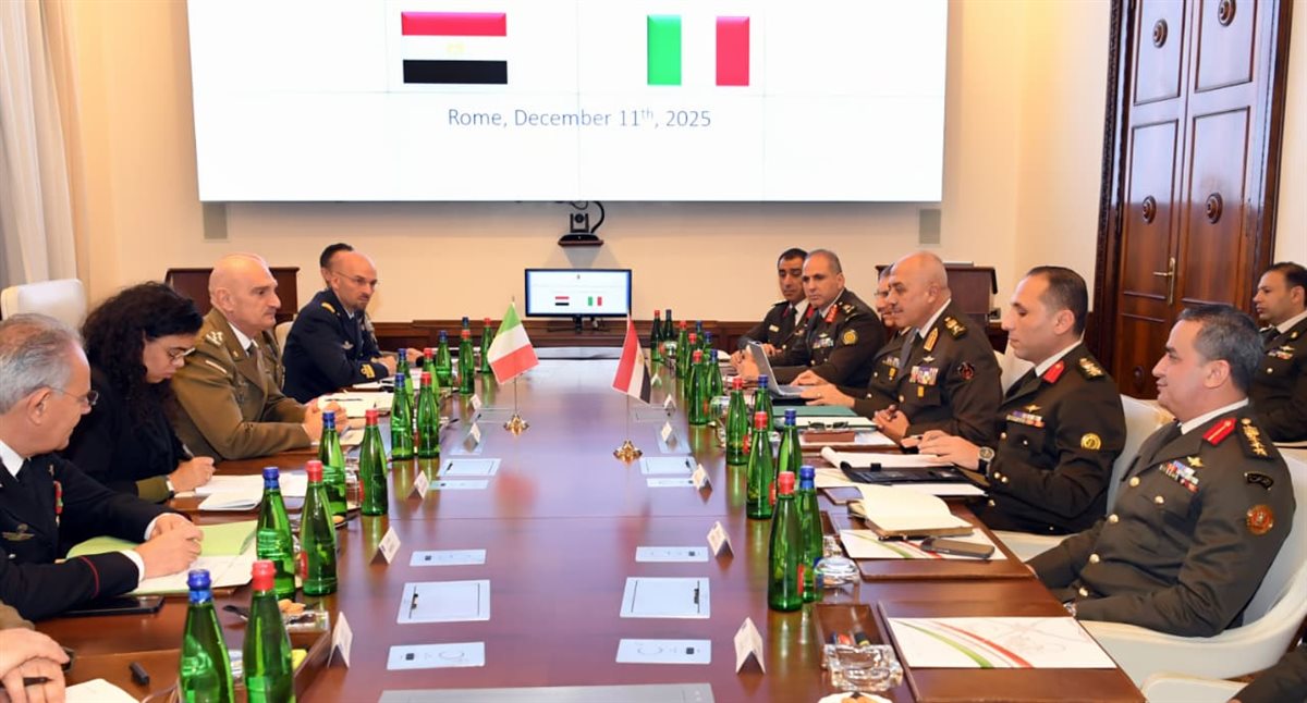 الفريق أحمد خليفة رئيس أركان حرب القوات المسلحة يعود إلى أرض الوطن