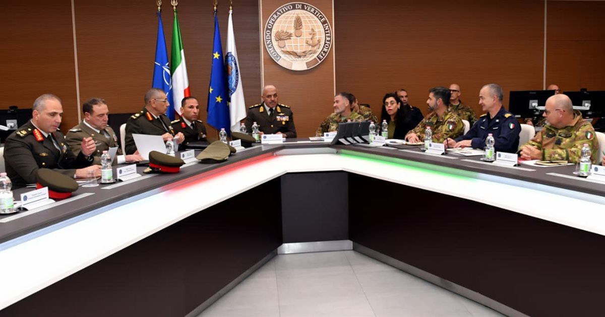 الفريق أحمد خليفة رئيس أركان حرب القوات المسلحة يعود إلى أرض الوطن