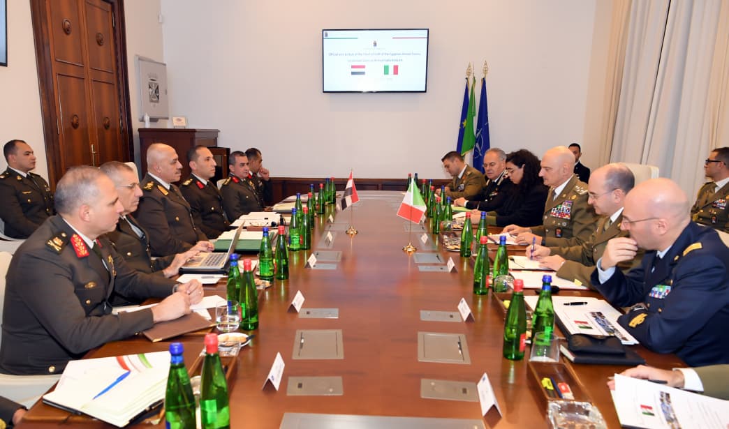 الفريق أحمد خليفة رئيس أركان حرب القوات المسلحة يعود إلى أرض الوطن