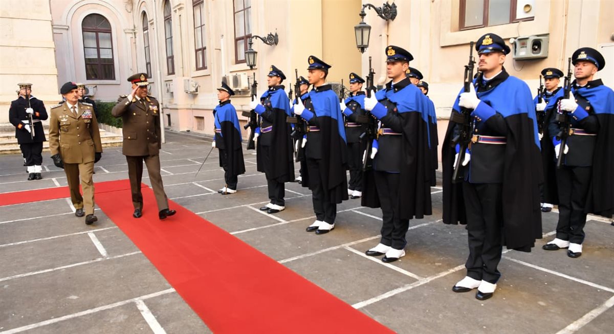 الفريق أحمد خليفة رئيس أركان حرب القوات المسلحة يعود إلى أرض الوطن