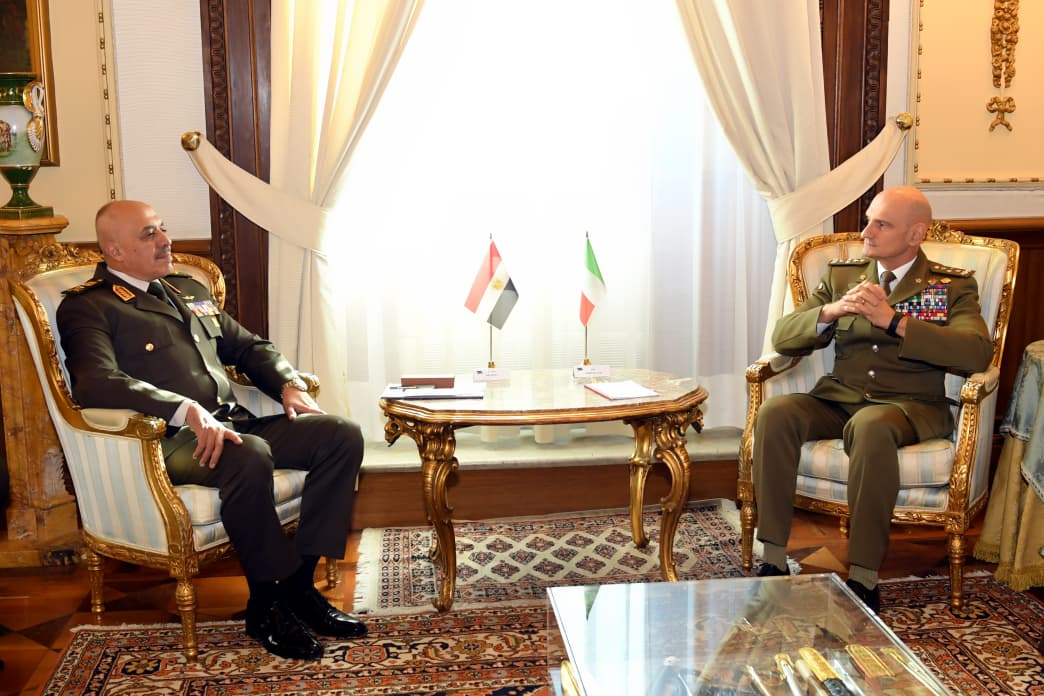 الفريق أحمد خليفة رئيس أركان حرب القوات المسلحة يعود إلى أرض الوطن