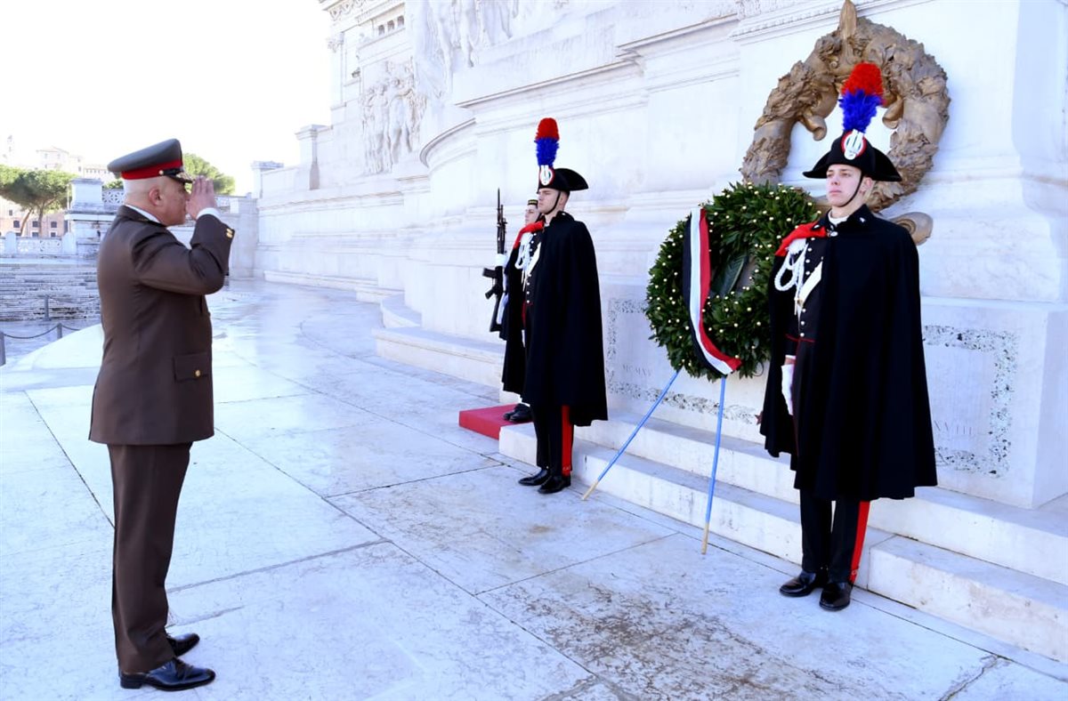 الفريق أحمد خليفة رئيس أركان حرب القوات المسلحة يعود إلى أرض الوطن