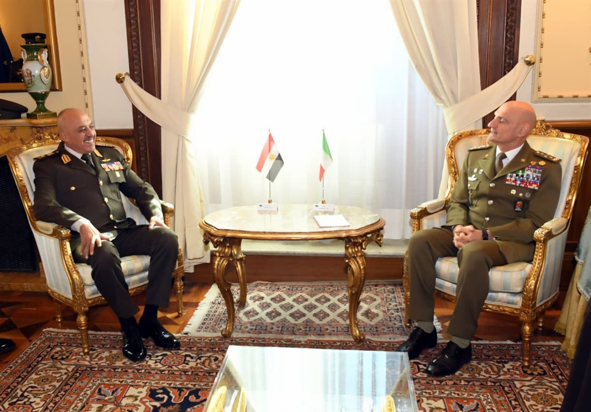 الفريق أحمد خليفة رئيس أركان حرب القوات المسلحة يعود إلى أرض الوطن