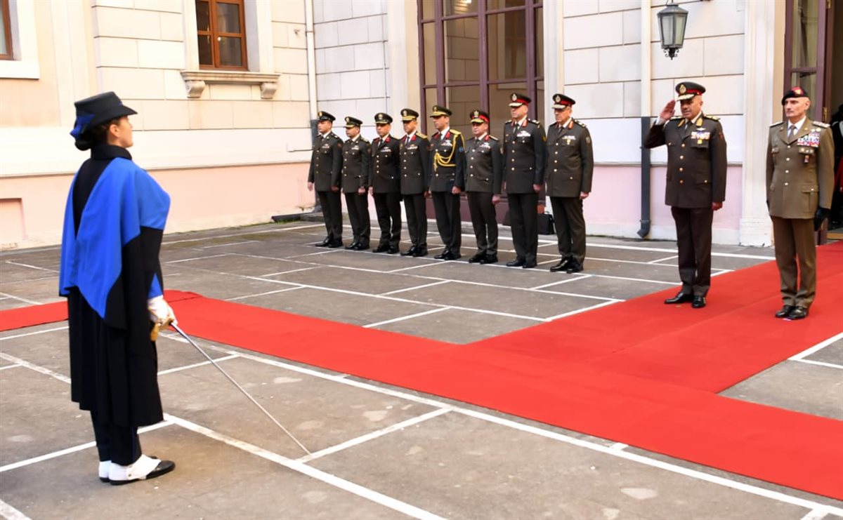 الفريق أحمد خليفة رئيس أركان حرب القوات المسلحة يعود إلى أرض الوطن