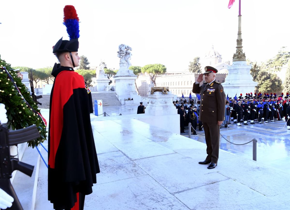 الفريق أحمد خليفة رئيس أركان حرب القوات المسلحة يعود إلى أرض الوطن