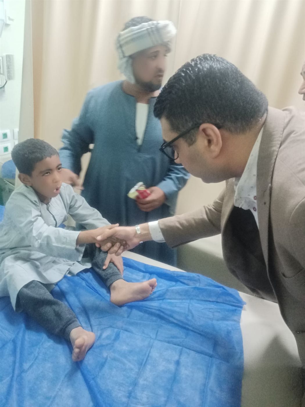 زيارة نائب محافظ الأقصر لمصابي قرية الدير