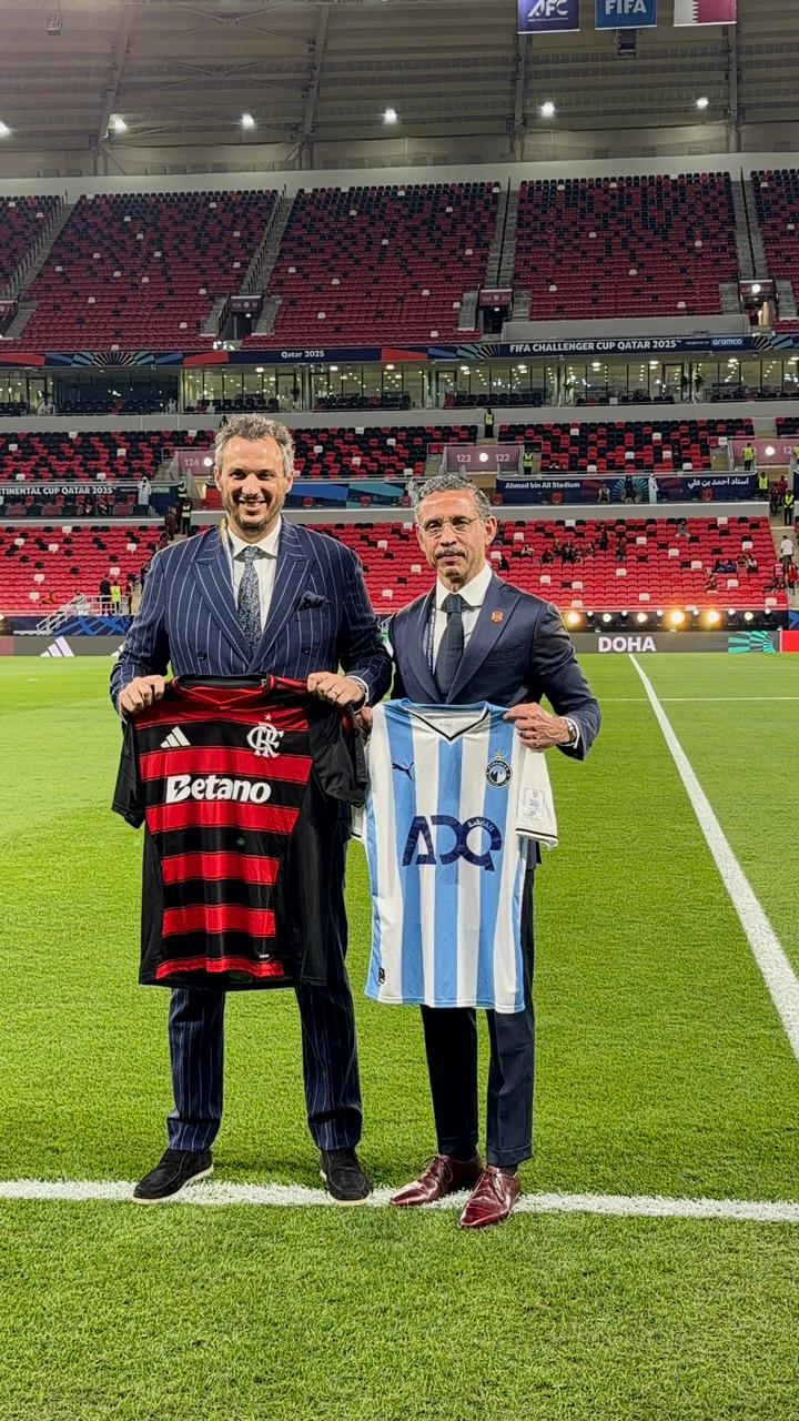 المهندس ممدوح عيد ونائب رئيس نادي فلامنجو وتبادل هداية تذكارية