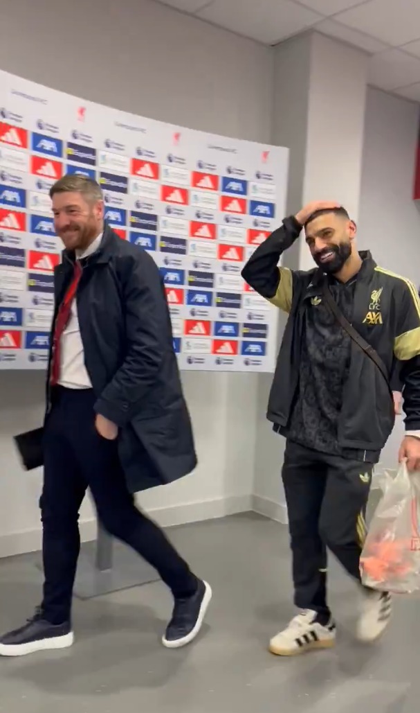 <strong>محمد صلاح بـ ابتسامة يرفض طلبات إجراء المقابلات أثناء مروره في المنطقة المختلطة بعد مباراة برايتون</strong>