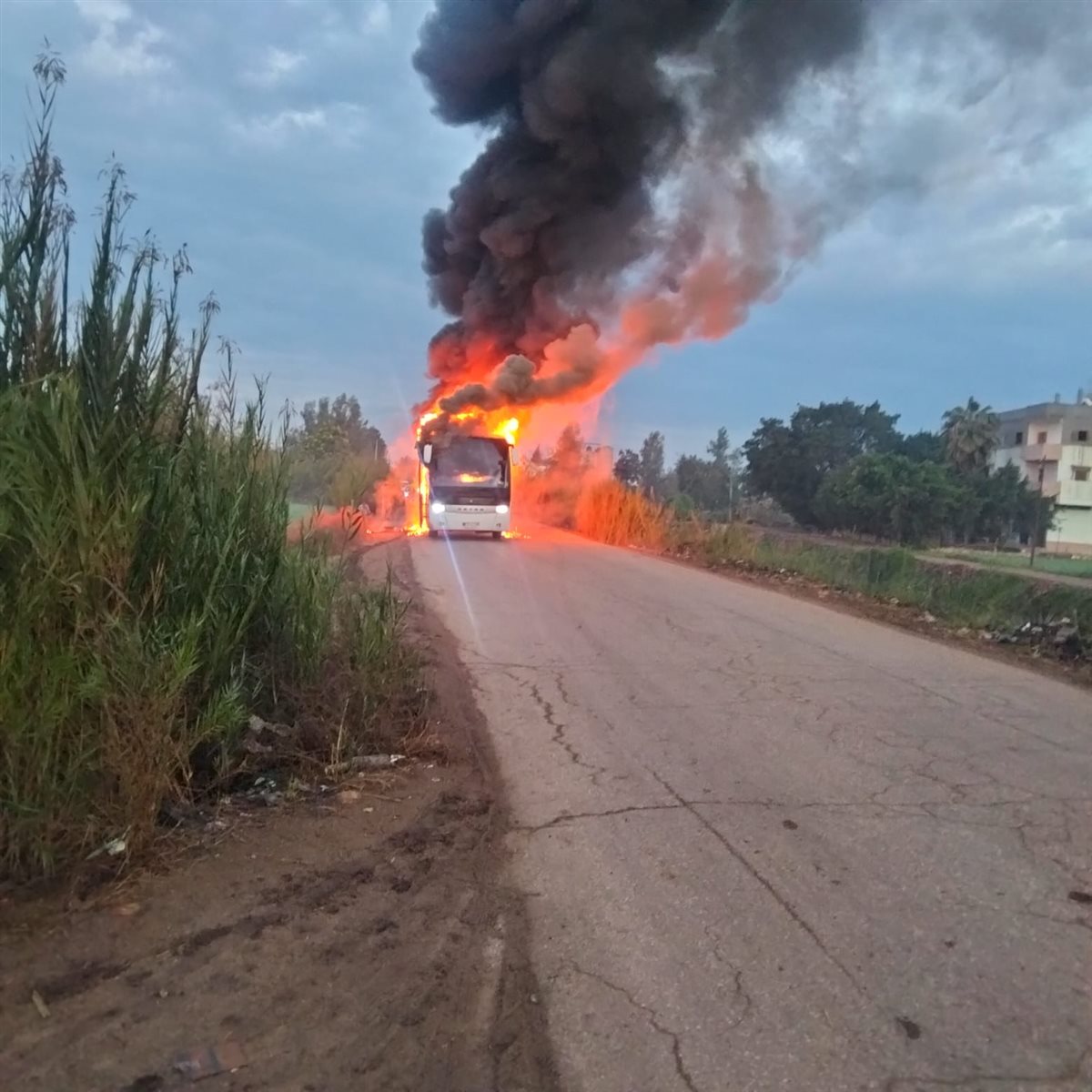 حريق يلتهم أتوبيس بكفر الشيخ