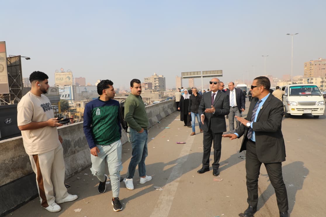 محافظ القاهرة يجري جولة مفاجئة أعلى دائرى السلام والمنطقة المحيطة بموقف السلام النموذجى الجديد لمتابعة أعمال إعادة الإنضباط