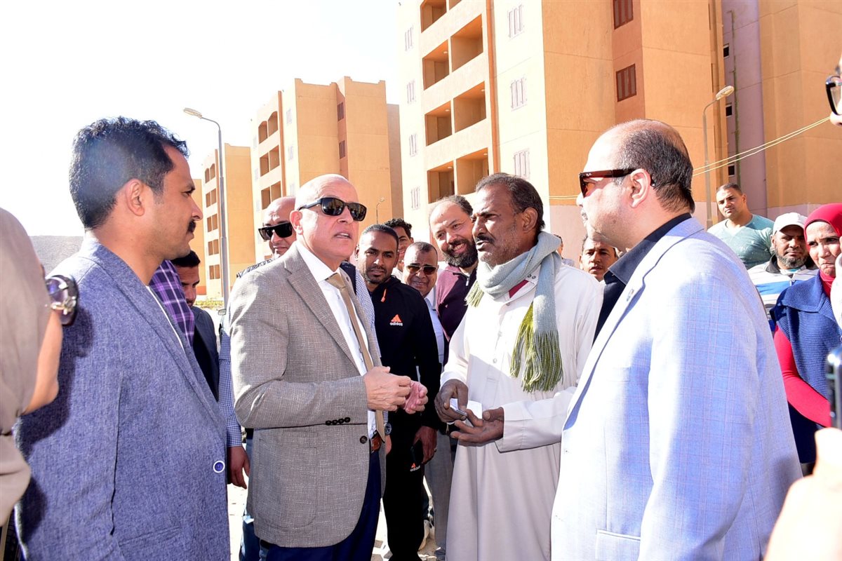 محافظ الأقصر يتفقد مساكن الطود