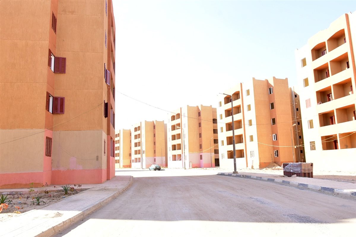 محافظ الأقصر يتفقد مساكن الطود