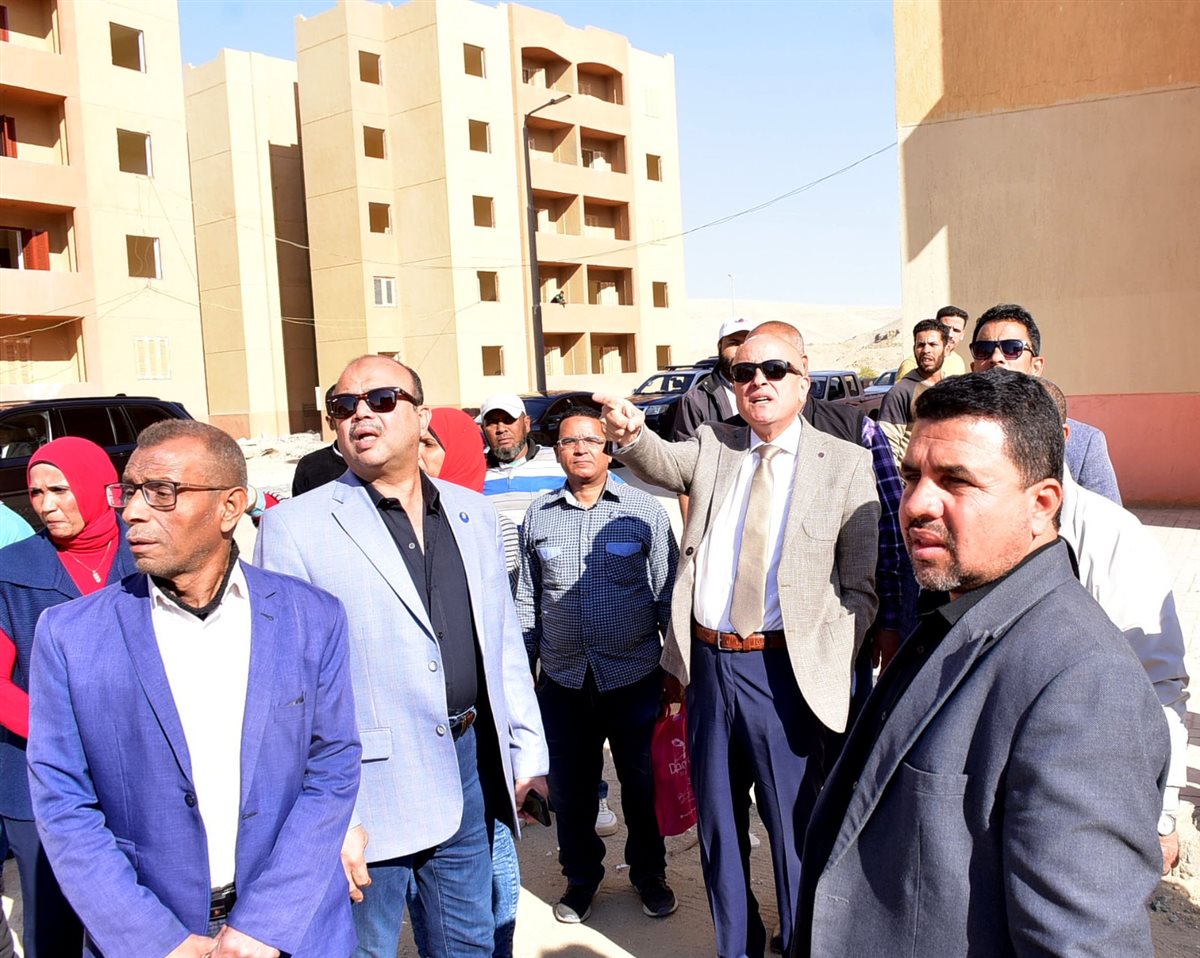 محافظ الأقصر يتفقد مساكن الطود