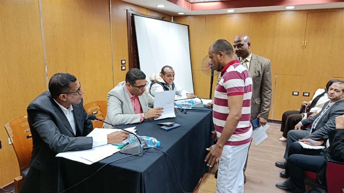 نائب محافظ الأقصر يتابع طلبات المواطنين في اليوم المفتوح