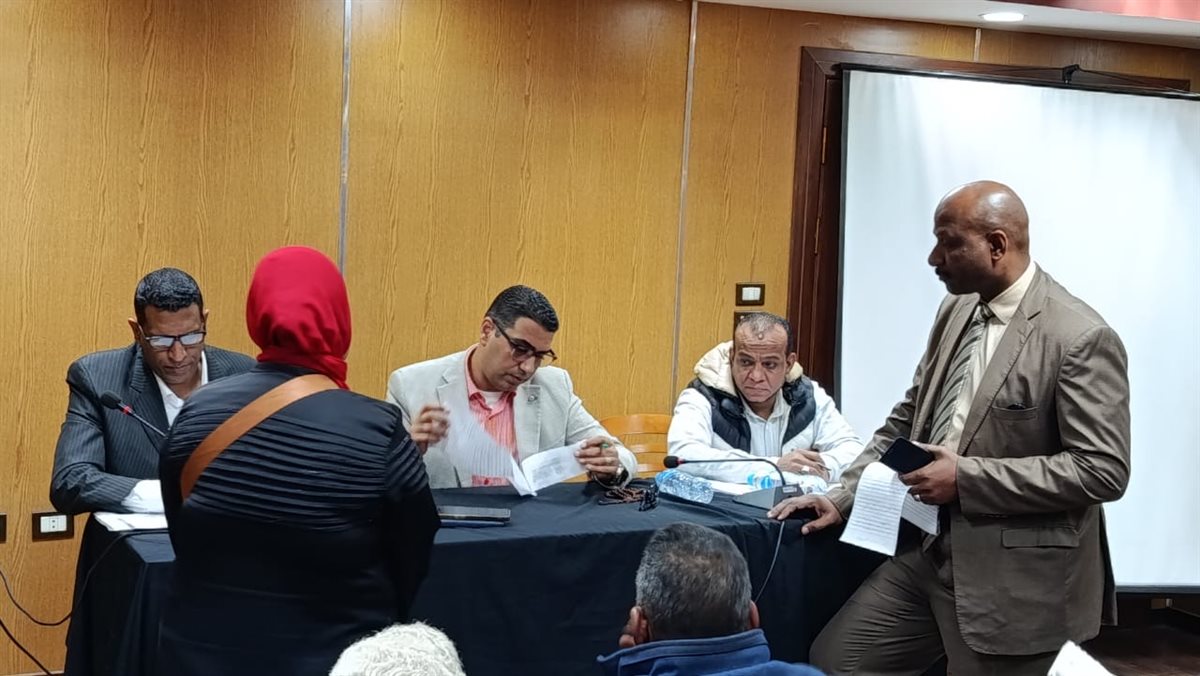 نائب محافظ الأقصر يتابع طلبات المواطنين في اليوم المفتوح