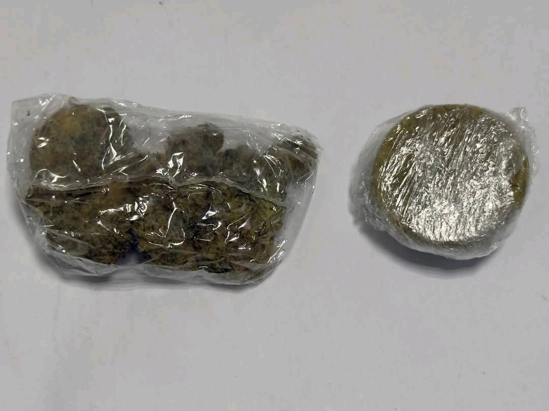 جمارك الغردقة تحبط تهريب كمية حشيش مع مصري قادم من النمسا