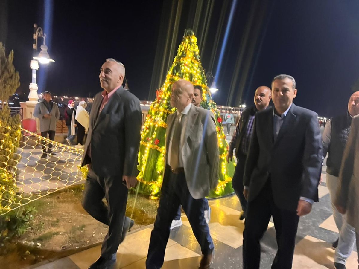 محافظ الأقصر مع المواطنين على الكورنيش