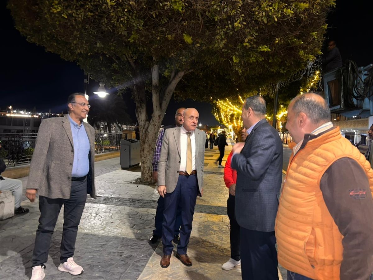 محافظ الأقصر مع المواطنين على الكورنيش