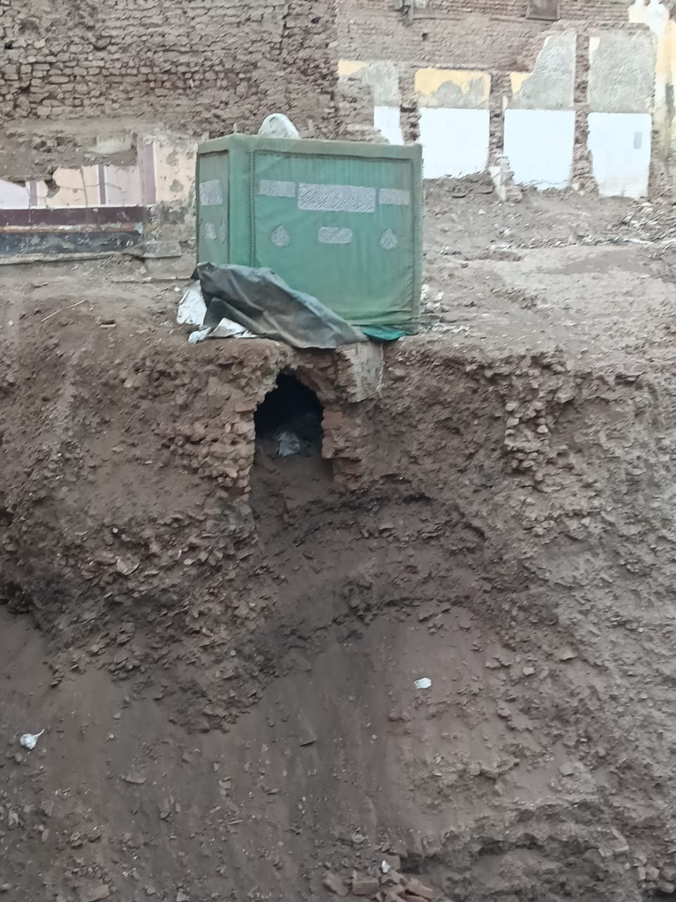 انهيار جزء من ضريح