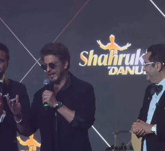 شاروخان أثناء حديثه في الحفل