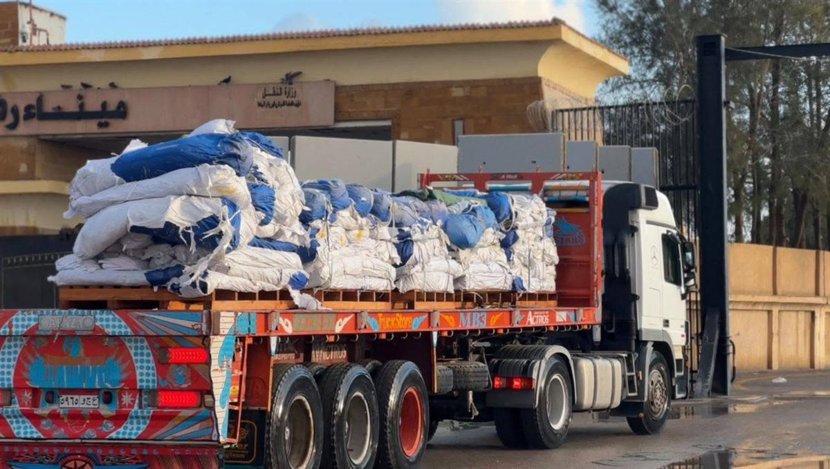 لسوء الأحوال الجوية.. الهلال الأحمر المصري يدعم قطاع غزة بإمدادات شتوية