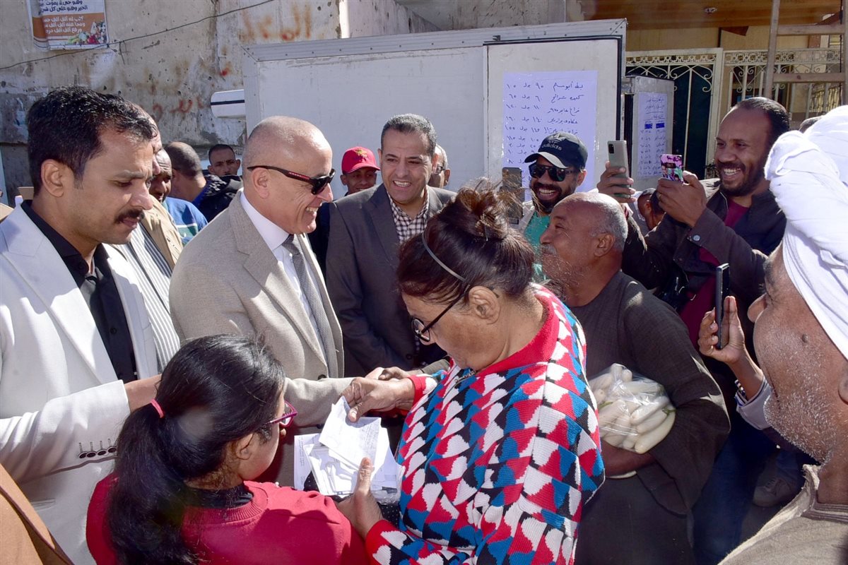 محافظ الأقصر يفتتح سوق اليوم الواحد