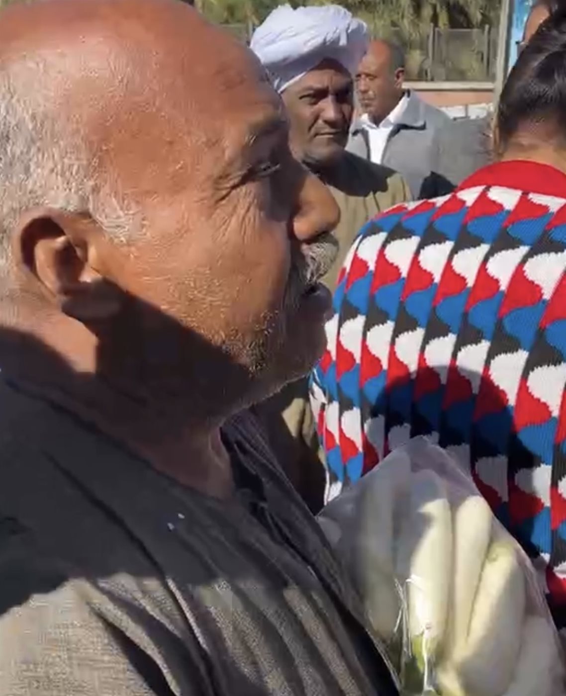 محافظ الأقصر يلبي طلب مواطن بسداد مصروفات أبنائة