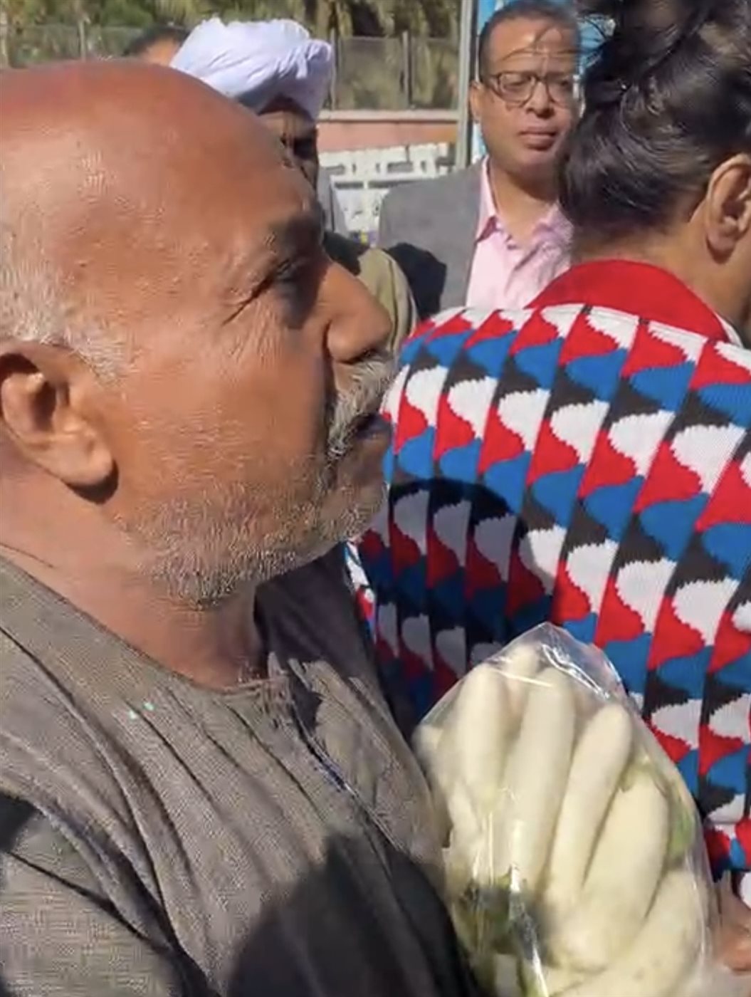 محافظ الأقصر يلبي طلب مواطن بسداد مصروفات أبنائة