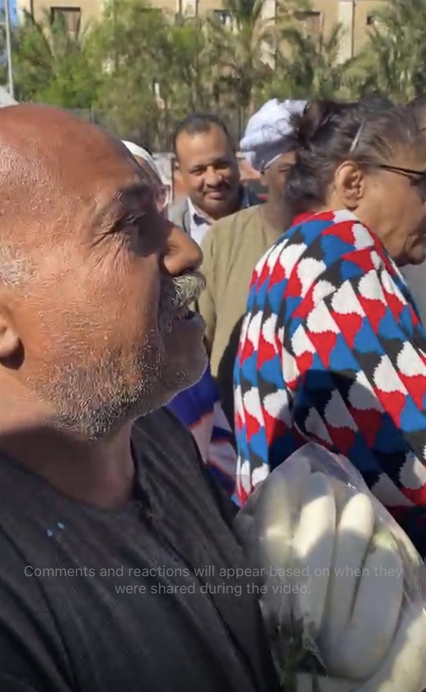 محافظ الأقصر يلبي طلب مواطن بسداد مصروفات أبنائة