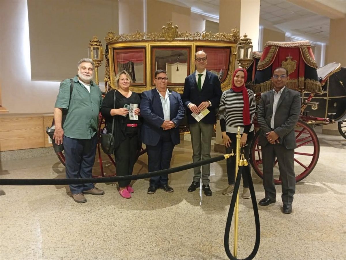 سفير النمسا بالقاهرة يزور متحف المركبات الملكية ببولاق
