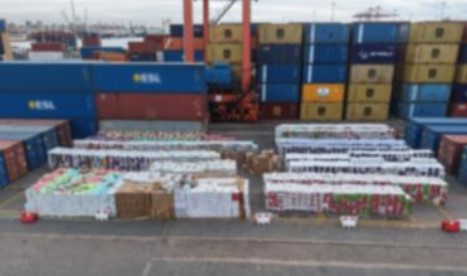 <strong>كميات كبيرة من السجائر والشيشة الإلكترونية</strong>