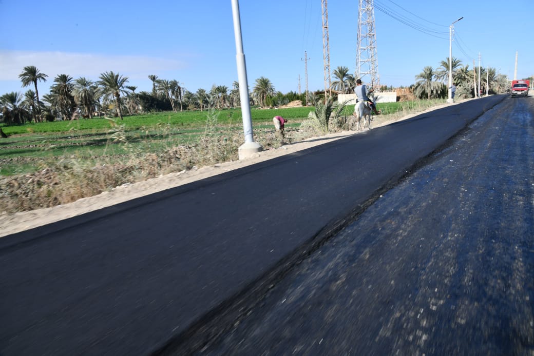 بتكلفة 17.5مليون جنيه.. محافظ الفيوم يتفقد أعمال رصف طريق جبل سعد الشواشنة