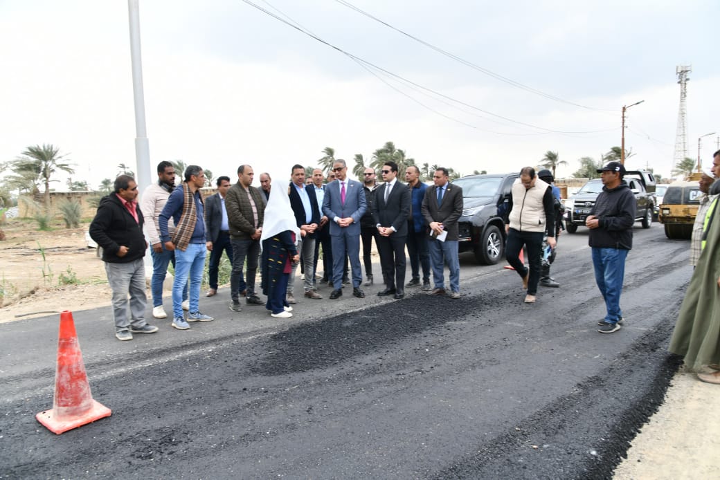 بتكلفة 17.5مليون جنيه.. محافظ الفيوم يتفقد أعمال رصف طريق جبل سعد الشواشنة