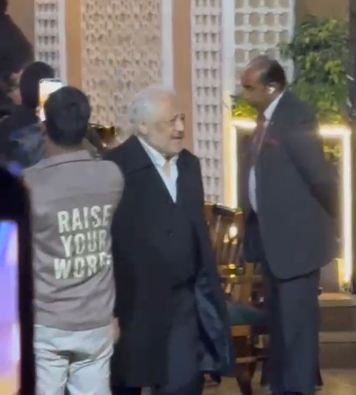 خالد زكي أول حضور عزاء السيدة إيمان شقيقة عادل إمام