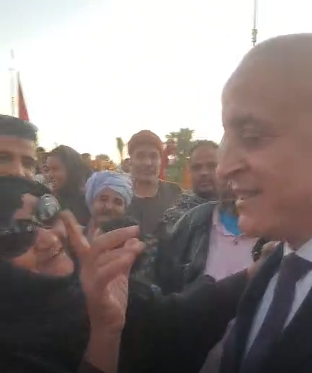 سيدة تستوقف محافظ الأقصر وتدعو لة