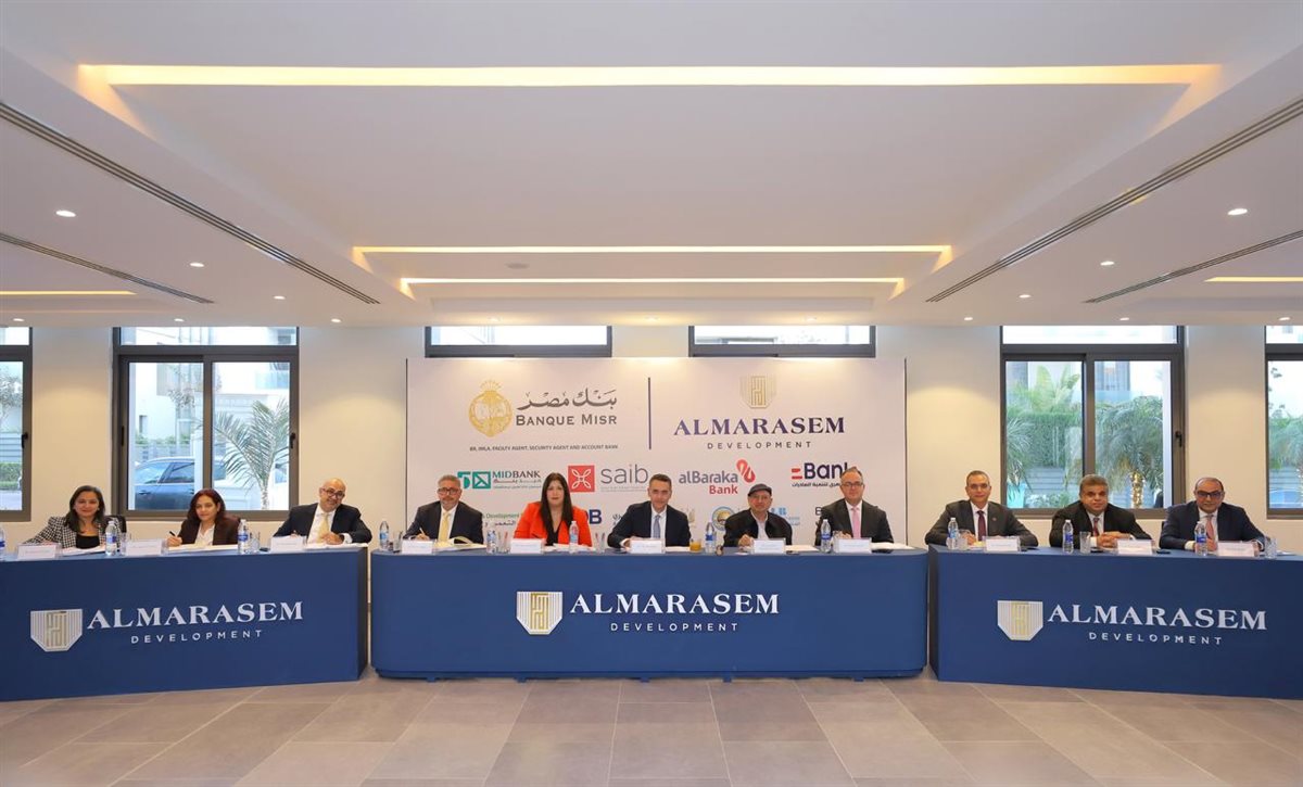 جانب من التوقيع