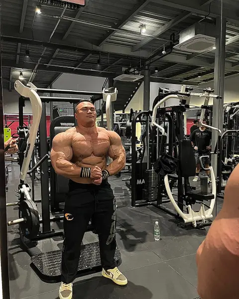 وفاة بطل كمال الأجسام الصيني وانج كون عن 30 عامًا إثر أزمة قلبية مفاجئة