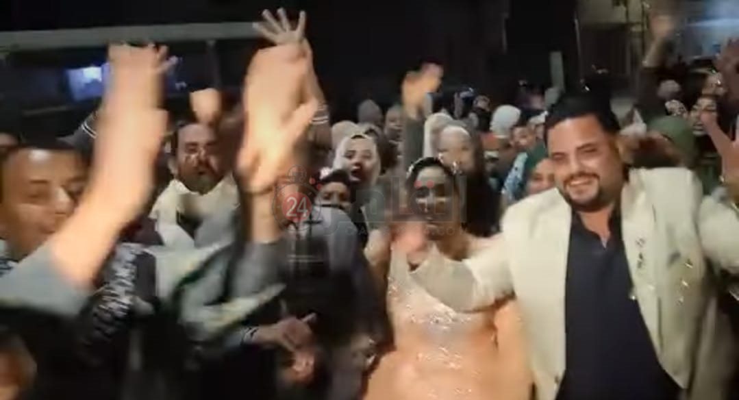 عروسان يقودان مسيرة للتصويت لابن قريتهما في انتخابات النواب بالمنوفية