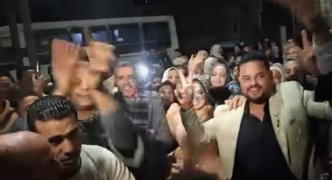 عروسان يقودان مسيرة للتصويت لابن قريتهما في انتخابات النواب بالمنوفية