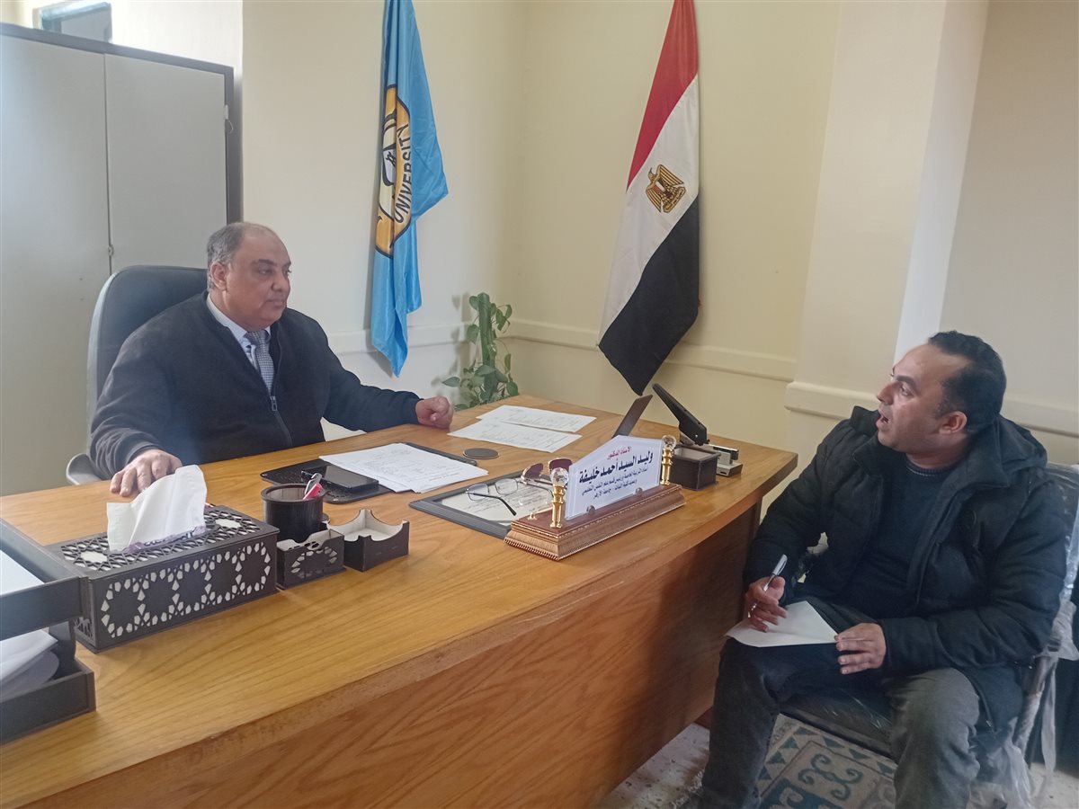 مراسل القاهرة 24 وعميد الكلية خلال الحوار