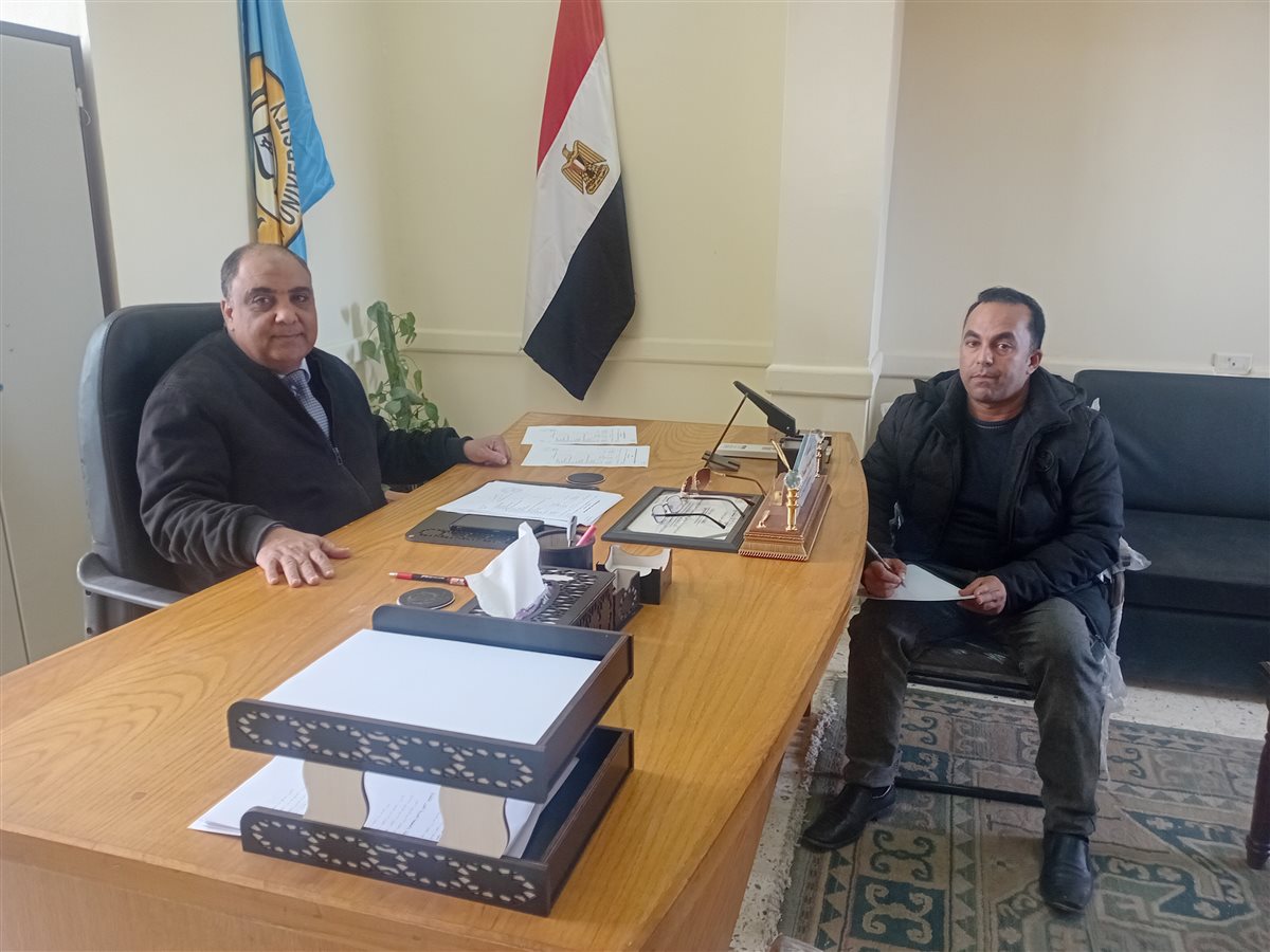 مراسل القاهرة 24 وعميد الكلية خلال الحوار