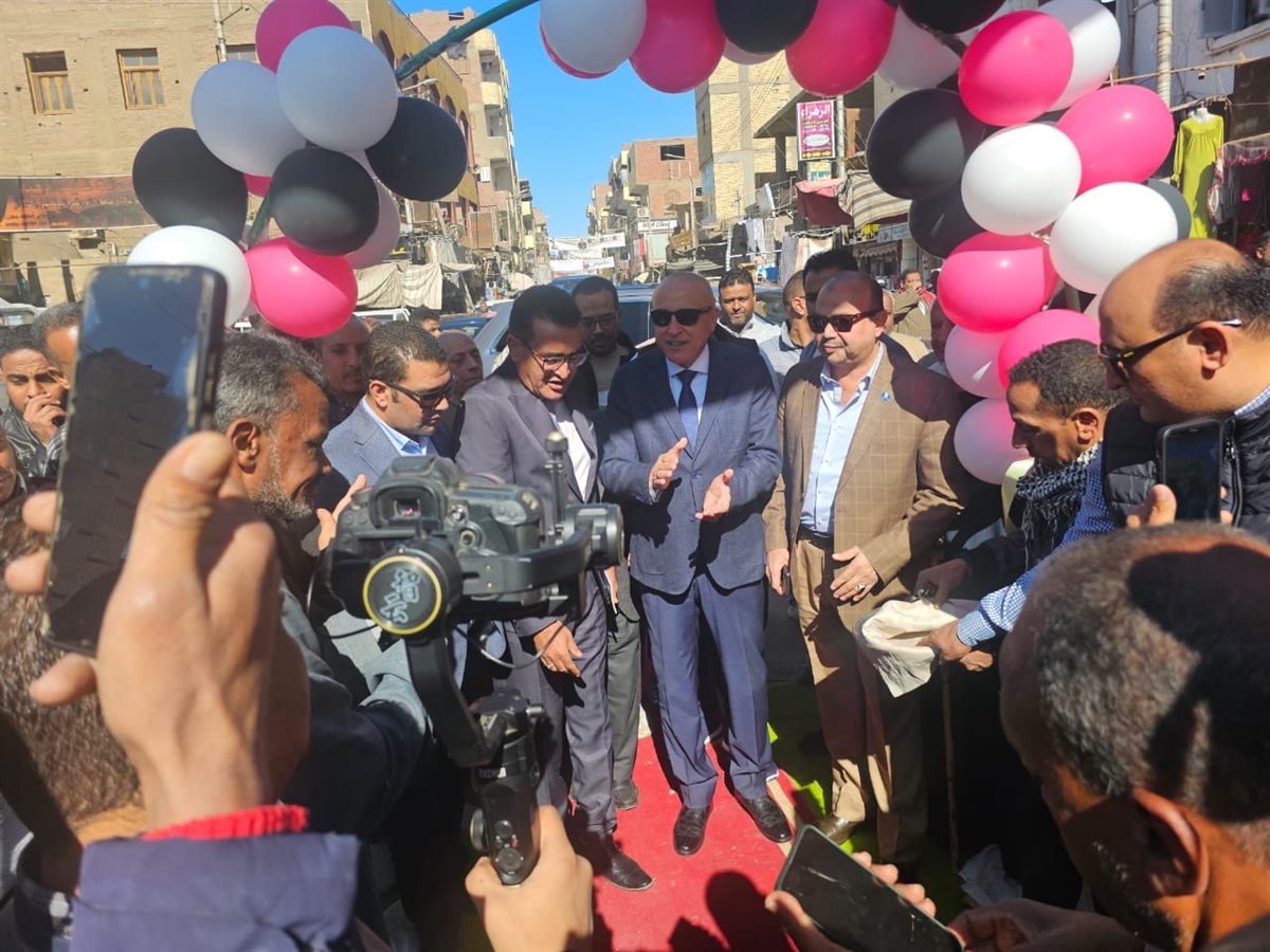 محافظ الأقصر يفتتح سوق اليوم الواحد بإسنا