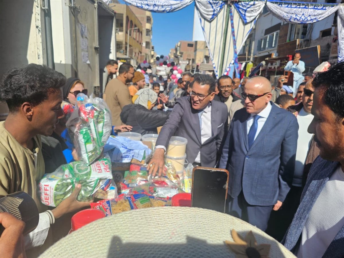 محافظ الأقصر يفتتح سوق اليوم الواحد بإسنا